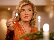 Rita (Jutta Speidel) bemüht sich, trotz Wasserschaden in ihrer Wohnung, ein idyllisches Weihnachtsfest auszurichten. Rita (Jutta Speidel) bemüht sich, trotz Wasserschaden in ihrer Wohnung, ein idyllisches Weihnachtsfest auszurichten.