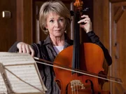 Barbara Grigoleit (Uta Schorn) hat lange ge&uuml;bt f&uuml;r ein Vorspiel bei einem Freizeit-Streichquartett. Jetzt ist es soweit - unsicher beginnt Barbara, auf ihrem Cello zu spielen.