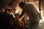 Kapit&auml;n Garcez (gespielt von Carlos Gonzales-Vio) versucht, einem verletzten Passagier zu helfen, nachdem der Varig-Flug 254 in den Amazonasdschungel gest&uuml;rzt ist.