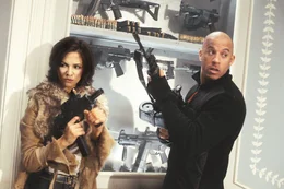 Xander Cage, alias XXX, est un fou de sensations extr&ecirc;mes, a tel point que la justice lui demande des comptes. Convaincu que ce casse-cou peut r&eacute;ussir l&agrave; o&ugrave; ses espions &eacute;chouent, la NSA engage Xander pour aller sauver le monde du c&ocirc;t&eacute; de Prague. Dans ce nouveau jeu qui n'en est plus un, Xander va d&eacute;couvrir le vrai sens du mot extr&ecirc;me... Etats-Unis d'Amerique - 2002 -------------------------------------------------------------------------------- R&eacute;f. photo ARGENTO Asia DIESEL Vin 2005-0086-0005-NUME Descriptif Asia Argento et Vin Diesel