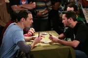 Bei einem Karten-Turnier will sich Sheldon (Jim Parsons, l.) an seinem Erzfeind Wil Wheaton (Will Wheaton, r.) r&auml;chen ...