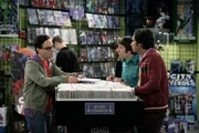 Als Leonard (Johnny Galecki, l.) im Comicbuchladen auftaucht, sind Sheldon, Rajesh (Kunal Nayyar, r.) und Howard (Simon Helberg, M.) &uuml;berrascht, weil sie dachten, er w&uuml;rde seine Zeit lieber mit Penny im Bett verbringen ...