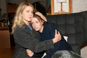 Alicia (Josefin Bressel, l.) hat keine Ahnung, was Lilly (Iris Mareike Steen) so unglücklich macht und versucht sie zu trösten.