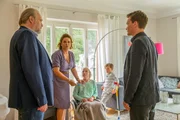 Richard Voss (Jan-Gregor Kremp, l.) und Tom Kupfer (Ludwig Blochberger, r.) befragen die Mutter der Toten Hanna Heise (Muriel Baumeister, 2.v.l.). Sie muss sich jetzt alleine um ihre beiden schwerkranken Kinder Alina (Jana Tillmann, Mi.) und Elias (Florian Witte, 2.v.r.) kümmern.