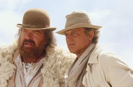 Travis (Terence Hill, r.) und Moses (Bud Spencer, l.) sind zwei &auml;u&szlig;erst ungleiche Br&uuml;der: Travis ist ein Spieler und Lebensk&uuml;nstler, Moses Kopfgeldj&auml;ger und Familienvater. Erst der Wunsch ihrer Mutter nach einem gemeinsamen Weihnachtsfest f&uuml;hrt die beiden wieder zusammen...