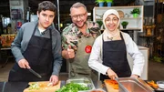 Sebastian Lege bereitet mit einem Schüler und einer Schülerin der Katharina-Henoth-Gesamtschule in seiner Foodwerkstatt eine gesunde Snackalternative zu. Sebastian Lege bereitet mit einem Schüler und einer Schülerin der Katharina-Henoth-Gesamtschule in seiner Foodwerkstatt eine gesunde Snackalternative zu.