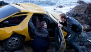 Tatortermittlerin Willow Reeves (Nina Sosanya) informiert Polizist Sandy Wilson (Steven Robertson) &uuml;ber den Unfall.