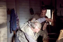 Dale Murphy (Henry Rollins, r.), ein Armee-Veteran, ist der Showmaster einer neuen Reality Show - inmitten endloser W&auml;lder. Doch schon bald wird aus dem Spiel Ernst und statt ein Preisgeld einzufahren, m&uuml;ssen die Kandidaten (Wayne Robson, l.) ums nackte &Uuml;berleben k&auml;mpfen ...