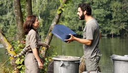 Thomas (Tobias Oertel) macht  Jana (Inka Friedrich) deutlich klar, dass bestimmte Dinge, die sie entsorgen will, einen gro&szlig;en Wert f&uuml;r ihn haben.
