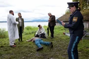 Von Rechtsmedizinerin Dr. Dimos (Anastasia Papadopoulou, M.) und Spurensicherer Vitzi Huber (Alexander Vitzthum, l.) erfahren die Hauptkommissare Beck (Michaela Weingartner, 2.v.l.) und Stadler (Dieter Fischer, 2.v.r.) mehr über die Identität des Opfers (Komparse, liegend). Eine Polizistin (Komparsin) macht sich Notizen.