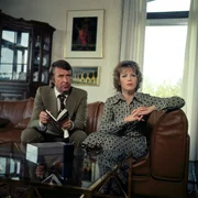 Grabert ahnt, dass möglicherweise Inge Reese das schwache Glied in der sonst so festgefügten Familie Reese ist. Vielleicht erfährt er von ihr einiges, was ihn bei den Recherchen weiterbringt. l-r: Walter Grabert (Günther Schramm), Inge Reese (Renate Schroeter) Grabert ahnt, dass möglicherweise Inge Reese das schwache Glied in der sonst so festgefügten Familie Reese ist. Vielleicht erfährt er von ihr einiges, was ihn bei den Recherchen weiterbringt. l-r: Walter Grabert (Günther Schramm), Inge Reese (Renate Schroeter)