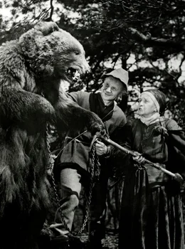 MDR FERNSEHEN DAS M&Auml;RCHEN VOM B&Auml;REN ONDREJ, "o medvedu ondrejovi", am Sonntag (19.01.25) um 14:50 Uhr. Prinzessin Blanka hat sich in den J&auml;ger Ondrej verliebt. Ihr Vater darf von ihrer Liebe nichts wissen, da er kein Prinz ist. Heimlich treffen sich die beiden am Seerosenteich und beratschlagen, wie sie den Vater &uuml;berlisten k&ouml;nnen. Ondrej ist nicht nur sehr liebenswert, sondern auch besonders klug. Er l&auml;sst sich von seinem Vater in ein B&auml;renfell n&auml;hen und verschafft sich Eintritt in die k&ouml;niglichen Gem&auml;cher, um eine Tanzvorstellung zu geben und der gesamte Hofrat am&uuml;siert sich. Und dieser "B&auml;r Ondrej" schafft es durch eine List am Ende doch, die sch&ouml;ne K&ouml;nigstochter Blanka zu heiraten. Ondrej als B&auml;r, (Jir&iacute; Papez)