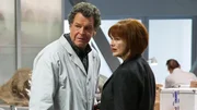 Untersuchen mysteri&ouml;se Vorf&auml;lle: Walter (John Noble, l.) und Nina (Blair Brown, r.) ...