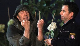 Einmal mehr wird der Umweltaktivist Charly (Ulrich Pleitgen) von der Polizei verhaftet.