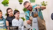 ZDFbesseresser Sebastian Lege mit Kindern der Wilhelm-Lehmbruck-Schule in seiner Küche ZDFbesseresser Sebastian Lege mit Kindern der Wilhelm-Lehmbruck-Schule in seiner Küche
