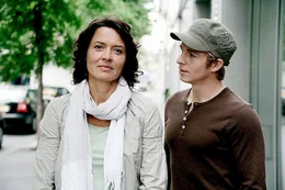 Vom Ehemann betrogen und verlassen, ganz auf sich allein gestellt, da wird Silke (Ulrike Folkerts, l.) endlich schwanger - von Felix (Daniel Roesner, r.), einem 20 Jahre j&uuml;ngeren Taxifahrer ...