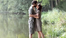 Kuss am See: Zwischen der disziplinierten Jana (Inka Friedrich) und dem l&auml;ssigen Biologen Thomas (Tobias Oertel) hat es m&auml;chtig gefunkt.