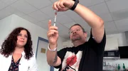Diabetesberaterin Nina Jost übt mit einem Patienten die Vorbereitung und Anwendung der Insulin-Spritze. Diabetesberaterin Nina Jost übt mit einem Patienten die Vorbereitung und Anwendung der Insulin-Spritze.
