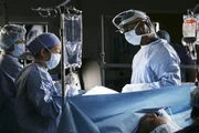 Cristina (Sandra Oh, 2.v.l.) und Burke (Isaiah Washington, r.) wollen am Nachmittag eine äußerst gefährliche Operation am Herzen eines Patienten durchführen. Während Burke noch Zweifel an seinen Fähigkeiten hat, ist Cristina umso enthusiastischer und drängt ihn regelrecht dazu, die Operation durchzuführen ... Cristina (Sandra Oh, 2.v.l.) und Burke (Isaiah Washington, r.) wollen am Nachmittag eine äußerst gefährliche Operation am Herzen eines Patienten durchführen. Während Burke noch Zweifel an seinen Fähigkeiten hat, ist Cristina umso enthusiastischer und drängt ihn regelrecht dazu, die Operation durchzuführen ...