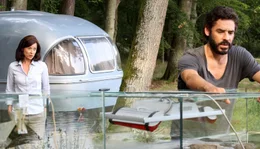 Allm&auml;hlich beginnt Jana (Inka Friedrich) Verst&auml;ndnis f&uuml;r die Naturverbundenheit des Biologen Thomas (Tobias Oertel) zu entwickeln.