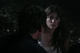 Werden von Kannibalen gejagt, die richtig hungrig sind: der Justizvollzugsbeamte Nate Wilson (Tom Frederic, l.) und die junge Fonda (Janet Montgomery, r.) ...
