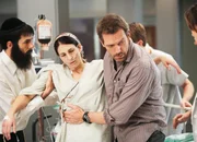 Konfrontation mit orthodoxem Weltbild: Eyal Podell als Yonatan, Laura Silverman als Roz, Hugh Laurie als Dr. Gregory House Konfrontation mit orthodoxem Weltbild: Eyal Podell als Yonatan, Laura Silverman als Roz, Hugh Laurie als Dr. Gregory House