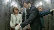 Goren (Vincent D'Onofrio) und Eames (Kathryn Erbe) finden im Safe des Verstorbenen Beweise, die dessen Frau der Untreue überführen. Goren (Vincent D'Onofrio) und Eames (Kathryn Erbe) finden im Safe des Verstorbenen Beweise, die dessen Frau der Untreue überführen.