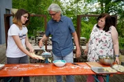 Zu Tisch Württemberg – Deutschland Familie Gerster bereitet den Teig für die grünen Krapfen zu.