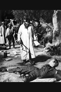Eine Begegnung mit Folgen: Auf dem Weg in das St&auml;dtchen Shinbone wird der junge Ransom Stoddard (James Stewart, re.) von dem gef&uuml;rchteten Gangster Liberty Valance (Lee Marvin, li.) und dessen krimineller Bande &uuml;berfallen.