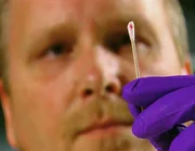 Die Polizei ermittelt gegen zwölf mögliche Täter. Anhand einer DNA-Analyse kann sie den wahren Mörder festnehmen. Die Polizei ermittelt gegen zwölf mögliche Täter. Anhand einer DNA-Analyse kann sie den wahren Mörder festnehmen.