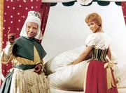 Frau Holle (Mathilde Danegger, li.), Goldmarie (Karin Ugowski).