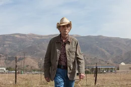 Lucky (Harry Dean Stanton), ein 90-j&auml;hriger stoischer Navy-Veteran, lebt in einer Kleinstadt im S&uuml;dwesten der USA. Zu seiner t&auml;glichen Routine geh&ouml;rt der Marsch ins St&auml;dtchen, wo er seine wenigen Freunde trifft.