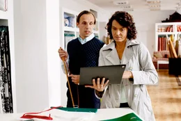 Zun&auml;chst ist Herr Wolter (Gotthard Lange, l.) nicht bereit, der studierten Innenarchitektin Silke Hauswald (Ulrike Folkerts, r.) einen einfachen Job als Verk&auml;uferin anzubieten. Doch dann greift Silkes Patenkind zu einem Trick ...