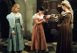 5. Die Prinzessin (Dana Mor&aacute;vkov&aacute;, li.) und auch ihre Mutter, die junge K&ouml;nigin (Regina Beyer, re.) vertrauen Liesa (Michaela Kuklov&aacute;, Mi.). Beide ahnen nichts von deren b&ouml;sen Plan.
