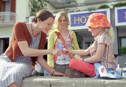 Amelie (Kathrin K&uuml;hnel, li.), ihre Schwester Freddy (Bernadette Heerwagen, Mitte) und ihre Tochter Anna (Soraya Richter) genie&szlig;en die entspannte Atmosph&auml;re S&uuml;ditaliens.