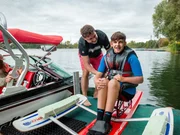 Ole Rehwald (14) ist zum ersten Mal in seinem Leben Wasserski im Sitzen gefahren. Möglich wurde die unvergessliche Erfahrung in einem Wasserskicamp am Hufeisensee in Halle.