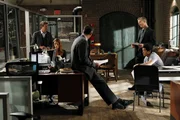 Der letzte Beweis: Patrick Jane (Simon Baker, l.), Grace Van Pelt (Amanda Righetti, 2.v.l.), Kimball Cho (Tim Kang, r.) und Ray Haffner (Reed Diamond, 2.v.r.) ...