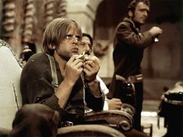 El Indio und seine M&auml;nner, unter ihnen Wild (Klaus Kinski, links) suchen Zuflucht in einer alten Kirchenruine, wo sie den Plan schmieden, die Bank von El Paso auszurauben, die als die sicherste der ganzen Gegend gilt.