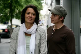Vom Ehemann betrogen und verlassen, ganz auf sich allein gestellt, da wird Silke (Ulrike Folkerts, l.) endlich schwanger - von Felix (Daniel Roesner, r.), einem 20 Jahre j&uuml;ngeren Taxifahrer ...