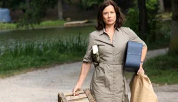Die strenge St&auml;dterin Jana (Inka Friedrich) mistet das neu erworbene Landhaus aus.
