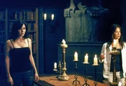 Prue (Shannen Doherty, l.); Piper (Holly Marie Combs, r.)