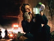 Detective Stella Bonasera (Melina Kanakaredes) hat einen Trumpf in der Hand: Dieses kleine Blatt kann den T&auml;ter &uuml;berf&uuml;hren.