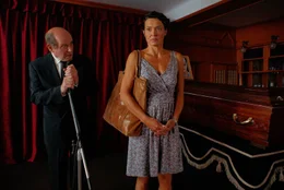 W&auml;hrend Hermann (J&uuml;rgen Schornagel, l.) die letzten Worte f&uuml;r Felix' verstorbene Oma spricht, platzt pl&ouml;tzlich Silke (Ulrike Folkerts, r.) auf der Suche nach dem Kindsvater mitten in die Trauerfeier ...