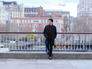 John Webster (Colin Morgan) erwartet Ingrid zu einem Treffen am Londoner Südufer der Themse.