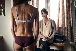 Lara (Lisa Marie Koroll, l.); Susanne (Anja Kling, r.)