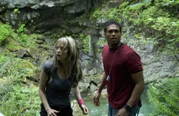Nina (Erica Leehrsen, l.); Jake (Texas Battle, r.)