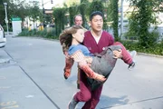 CHICAGO MED -- "iNO" Episode 102 -- Pictured: (l-r) John Byrnes als Brent, Brian Tee als Dr. Ethan Choi, Aislinn Debutch als Erika