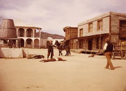 Ein einsamer Reiter mit dem Namen Joe (Clint Eastwood, Mitte) hat in dem abgelegenen W&uuml;stenort San Miguel in New Mexico, einem heruntergekommenen Flecken, dessen Bewohner korrupt und grausam zu sein scheinen, Halt gemacht. San Miguel wird von zwei rivalisierenden Schmuggler-Familien-Clans beherrscht, den angloamerikanischen Baxters, und den mexikanischen Rojos. Zun&auml;chst heuert Joe als Killer bei Don Miguel Benito Rojo an und t&ouml;tet vier Handlanger der Baxters.