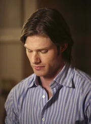Susan erfährt Beunruhigendes von ihrem Cousin Tim (Chris Carmack), der Katherine vor 12 Jahren begegnet war.