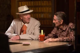 Die Bar ist Luckys (Harry Dean Stanton, rechts) zweites Zuhause. Howard (David Lynch) erz&auml;hlt ihm gerade vom Verschwinden seiner Riesenschildkr&ouml;te namens &bdquo;Pr&auml;sident Roosevelt&ldquo;.
